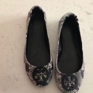 New Tory Burch “Minnie” snakeskin flats - size 8